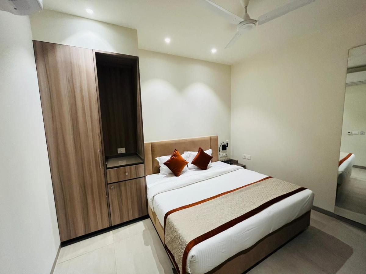 Hotel The Royal Vista Varanasi Exterior photo