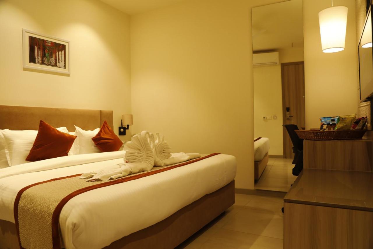Hotel The Royal Vista Varanasi Exterior photo