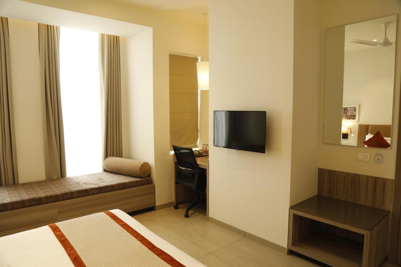 Hotel The Royal Vista Varanasi Exterior photo