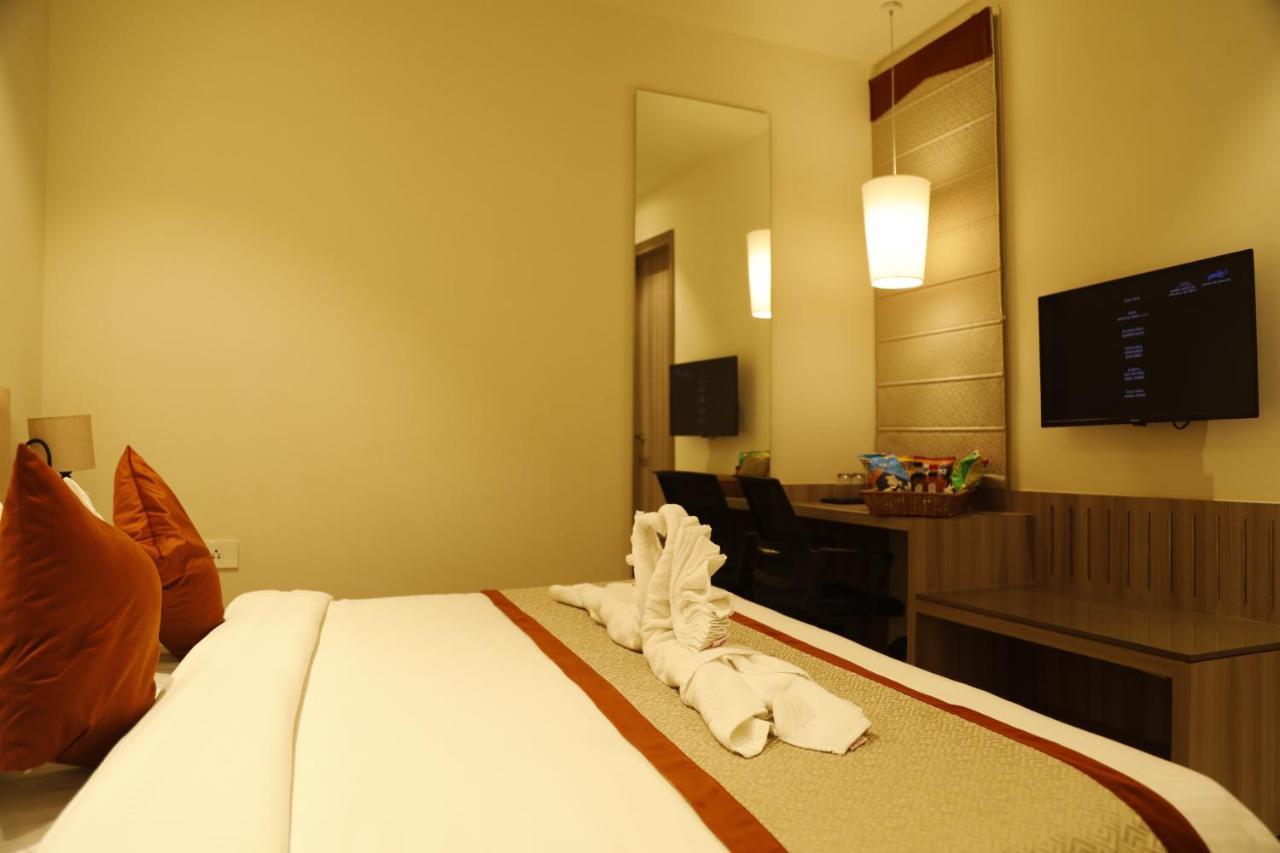 Hotel The Royal Vista Varanasi Exterior photo