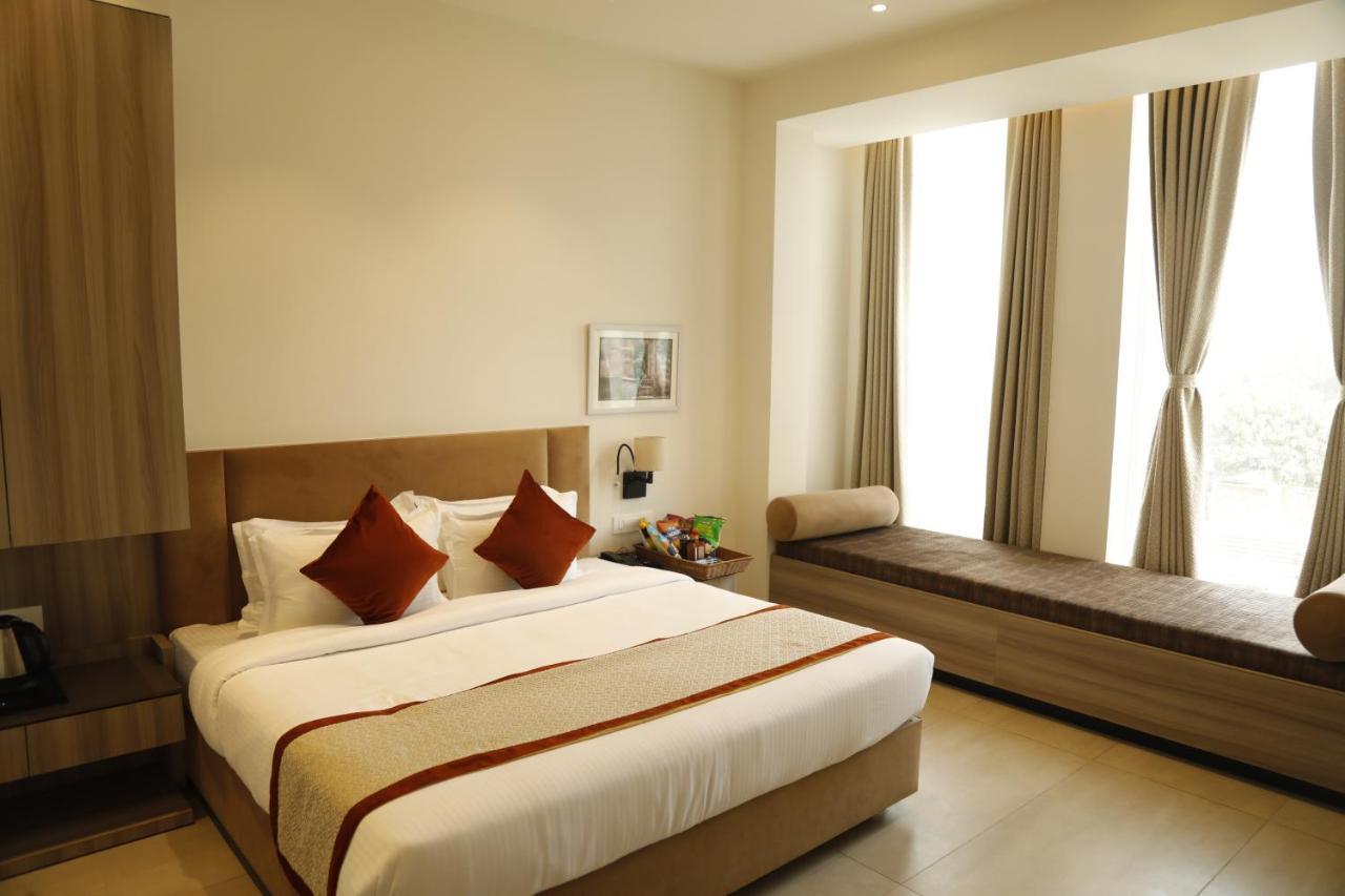 Hotel The Royal Vista Varanasi Exterior photo