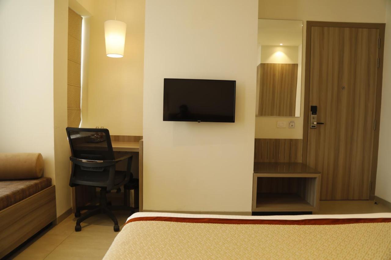 Hotel The Royal Vista Varanasi Exterior photo