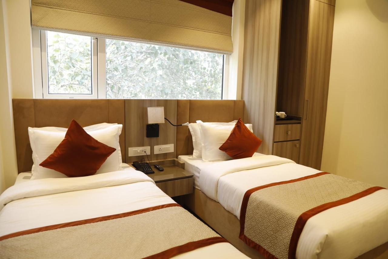 Hotel The Royal Vista Varanasi Exterior photo