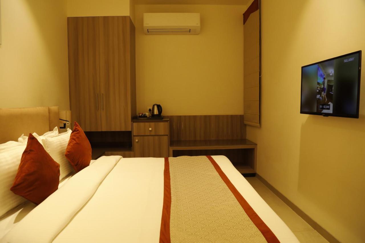 Hotel The Royal Vista Varanasi Exterior photo