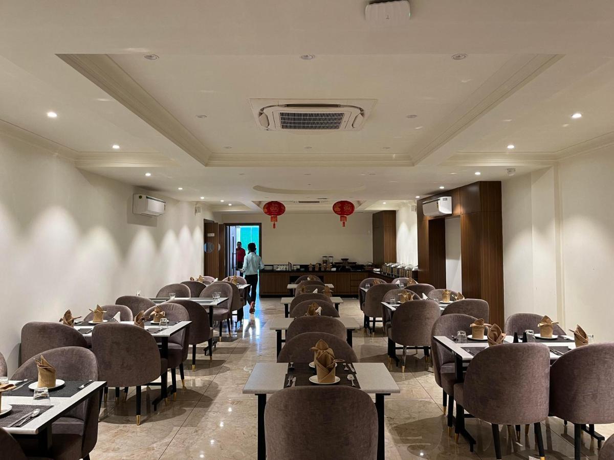 Hotel The Royal Vista Varanasi Exterior photo