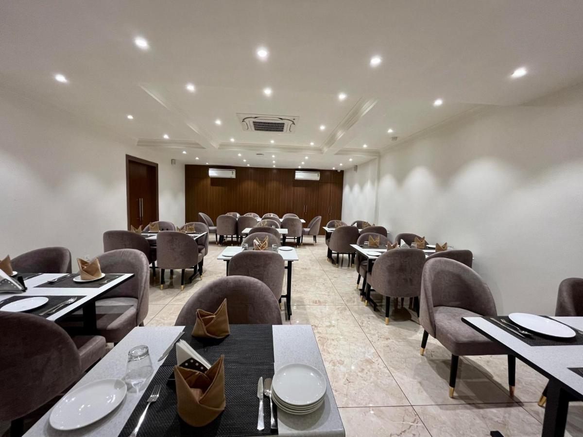 Hotel The Royal Vista Varanasi Exterior photo