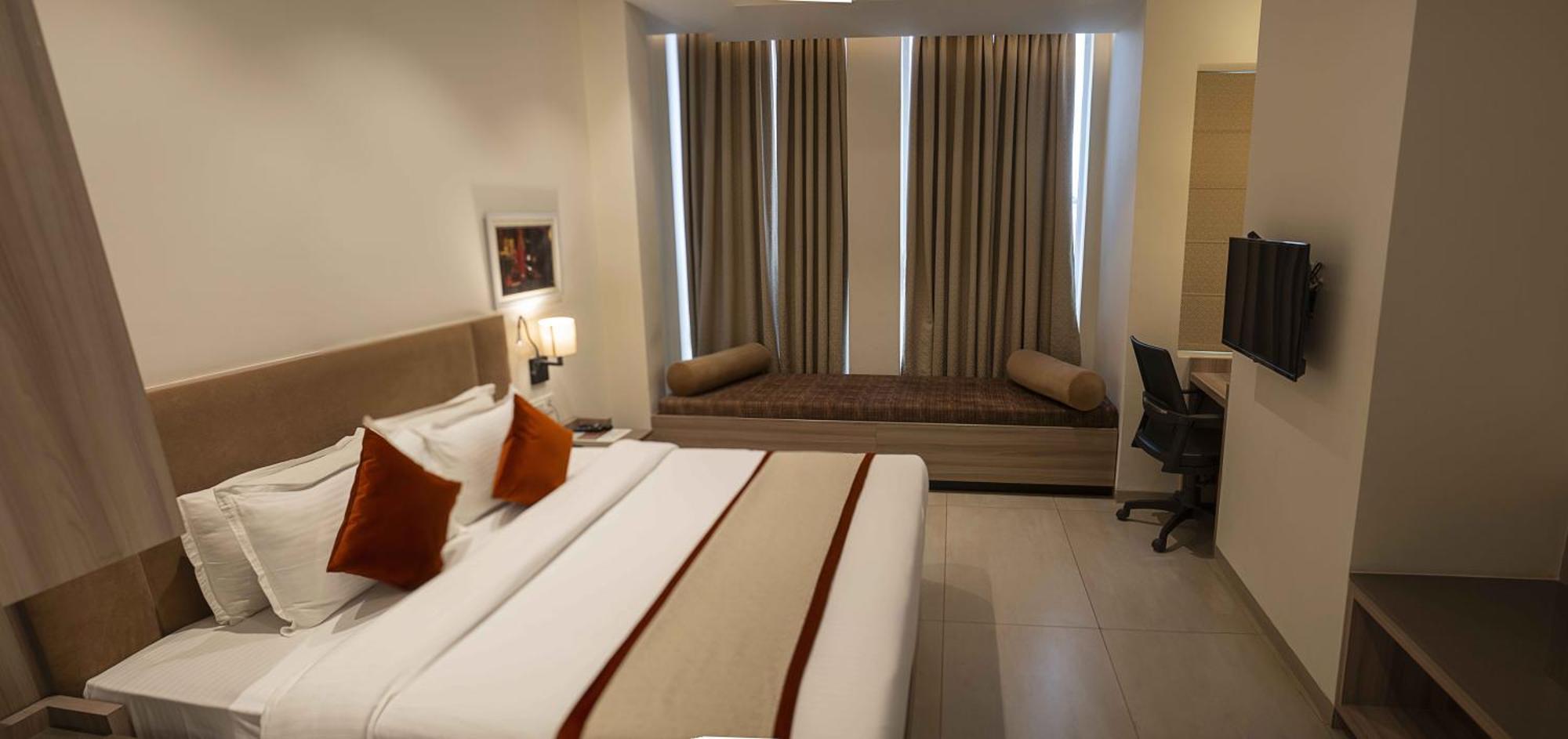 Hotel The Royal Vista Varanasi Exterior photo