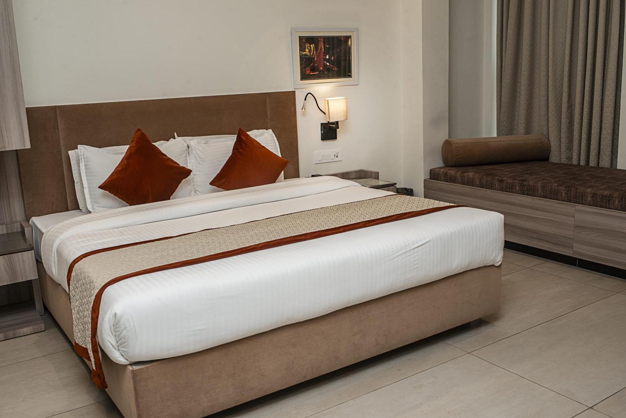 Hotel The Royal Vista Varanasi Exterior photo