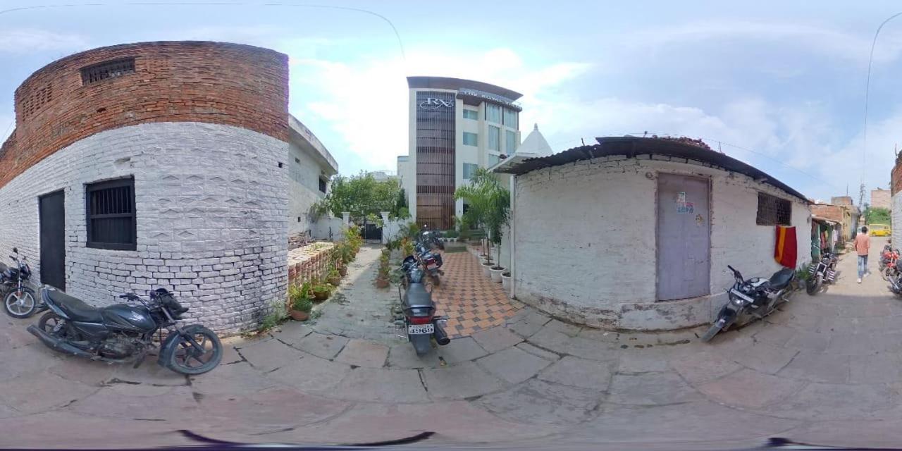 Hotel The Royal Vista Varanasi Exterior photo